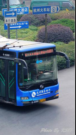 杭州的8000辆公交全面支持银联云闪付及支付宝移动支付乘车