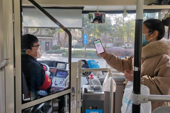 “乘车码+健康码”，杭州坐公交出行更便捷