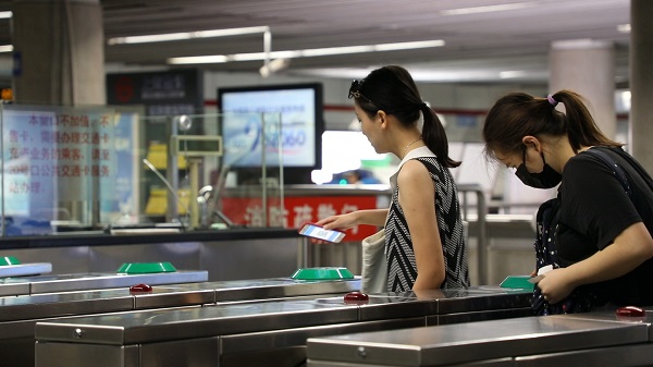 上线8个月，上海移动支付乘地铁占比超过30％