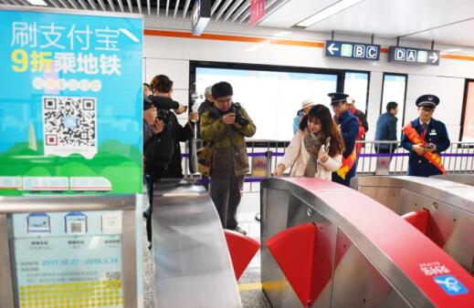 杭州地铁支付宝扫码，银联云闪付过闸机，“无现金城市来袭”